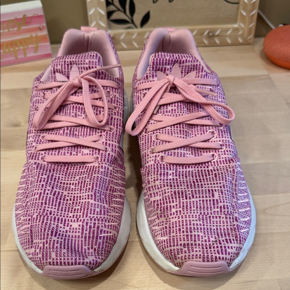 Adidas Pink Big Girl Youth size 7 Swift Run 22 Sneakers